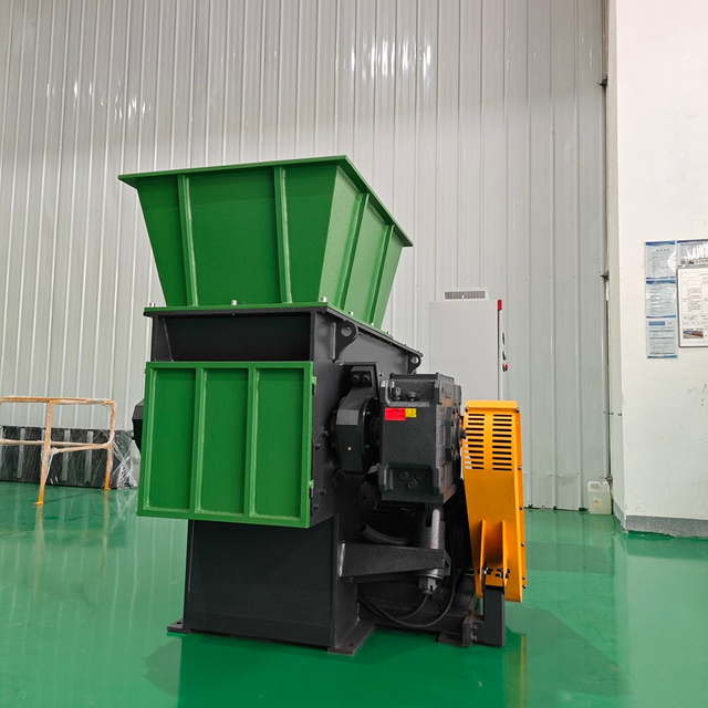 Automatic Shredder for Plastic Lumps, Pipes And Pallets
